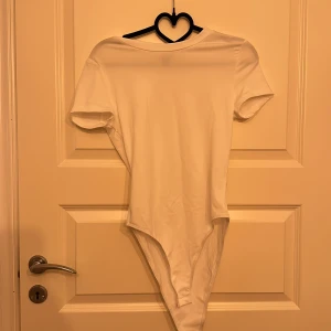 Body - Vit body i storlek s, aldrig använd