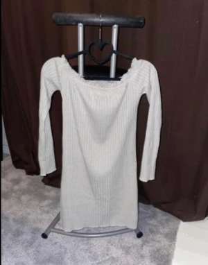 Klänning  - Oanvänd klänning i storlek M men är mer som xs/S Mer information, bara att skriva :)