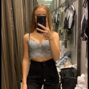 Spetstopp  - Blå/grå topp i spets från Zara. Använd enstaka gånger 