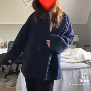 Marinblå kappa - Intressebolag på min korta marinblåa kappa från lindex. Storlek S men den är väldigt oversize💖💖💖 Köptes i höstas och är använd ett fåtal gånger.  Slutsåld på hemsidan! Kom med bra bud, frakt tillkommer!