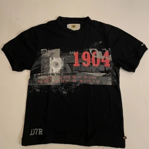 CAT t-shirt  - Vintage CAT t-shirt i relativt bra skick. Storlek Small-medium. Kan mötas upp i Stockholm. 