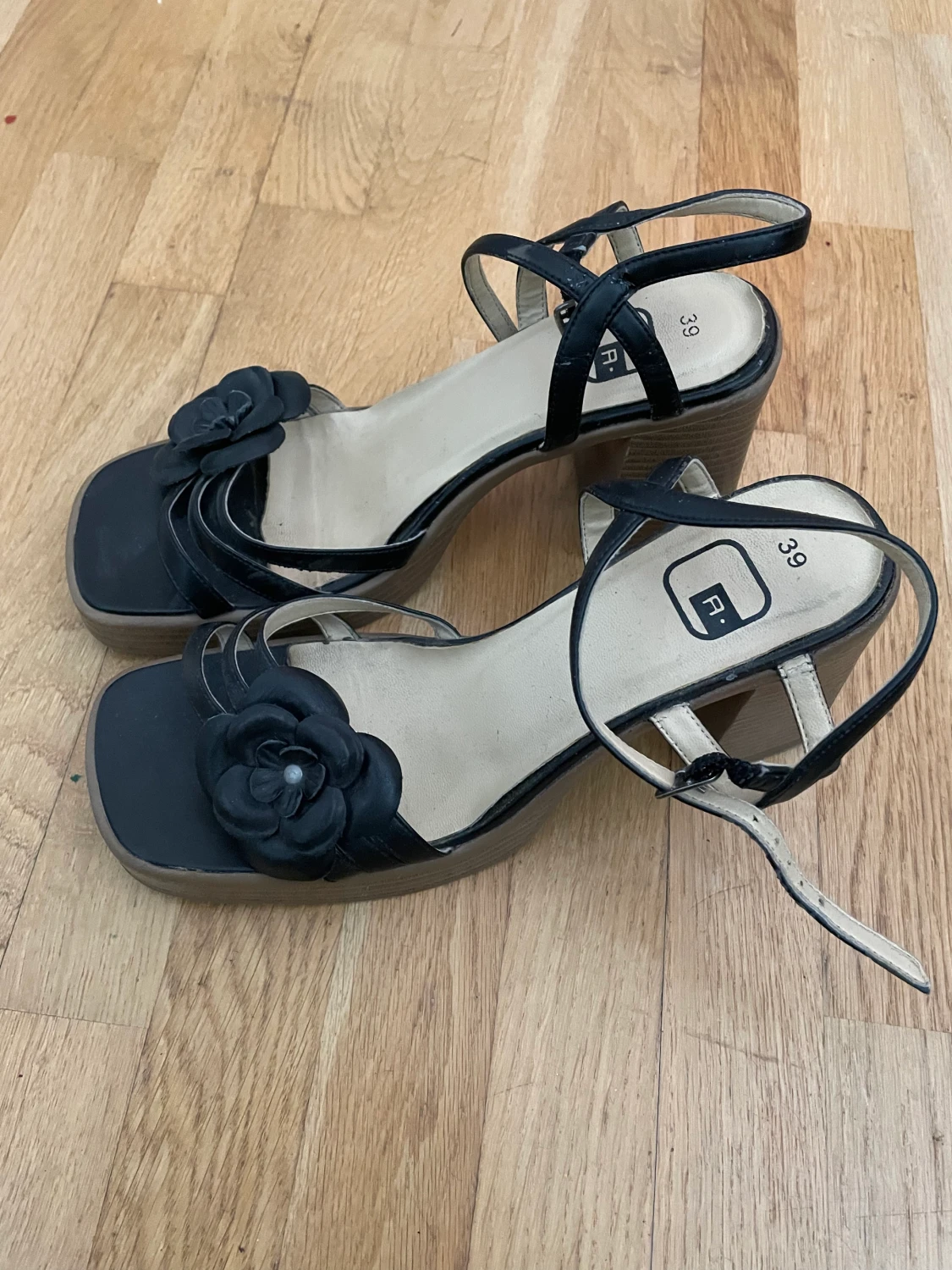 VINTAGE klackskor med blomma  - 90