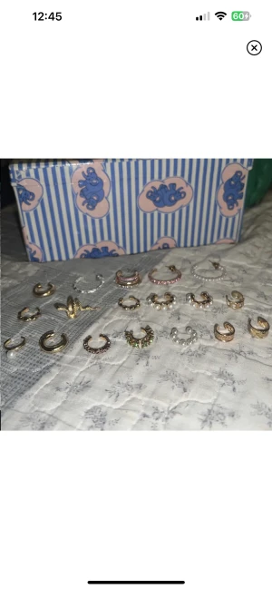 Earcuff - Örhängen och earcuff aldrig använda, 3 för 15kr. OBS orm earcuff kostar 10kr ensamt, ingår ej i 3 för 15.  Frakt 15kr