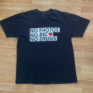 Places + Faces - T-shirt - Inköpt 2019, kvitto finns.  Cool t-shirt från PLACES+FACES. Väldigt bra skick då endast använd en gång 9/10.