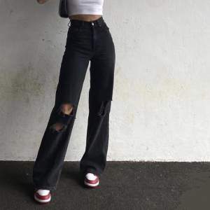 Svarta vida 90s jeans från bershka i storlek 32. Har inga egna bilder på då dom är för små, men kan ändå skicka bild på själva plagget. Säljs för 150 men priset kan diskuteras💕