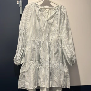 Klänning  - Randig klänning från HM, kommer inte till användning för mig. 