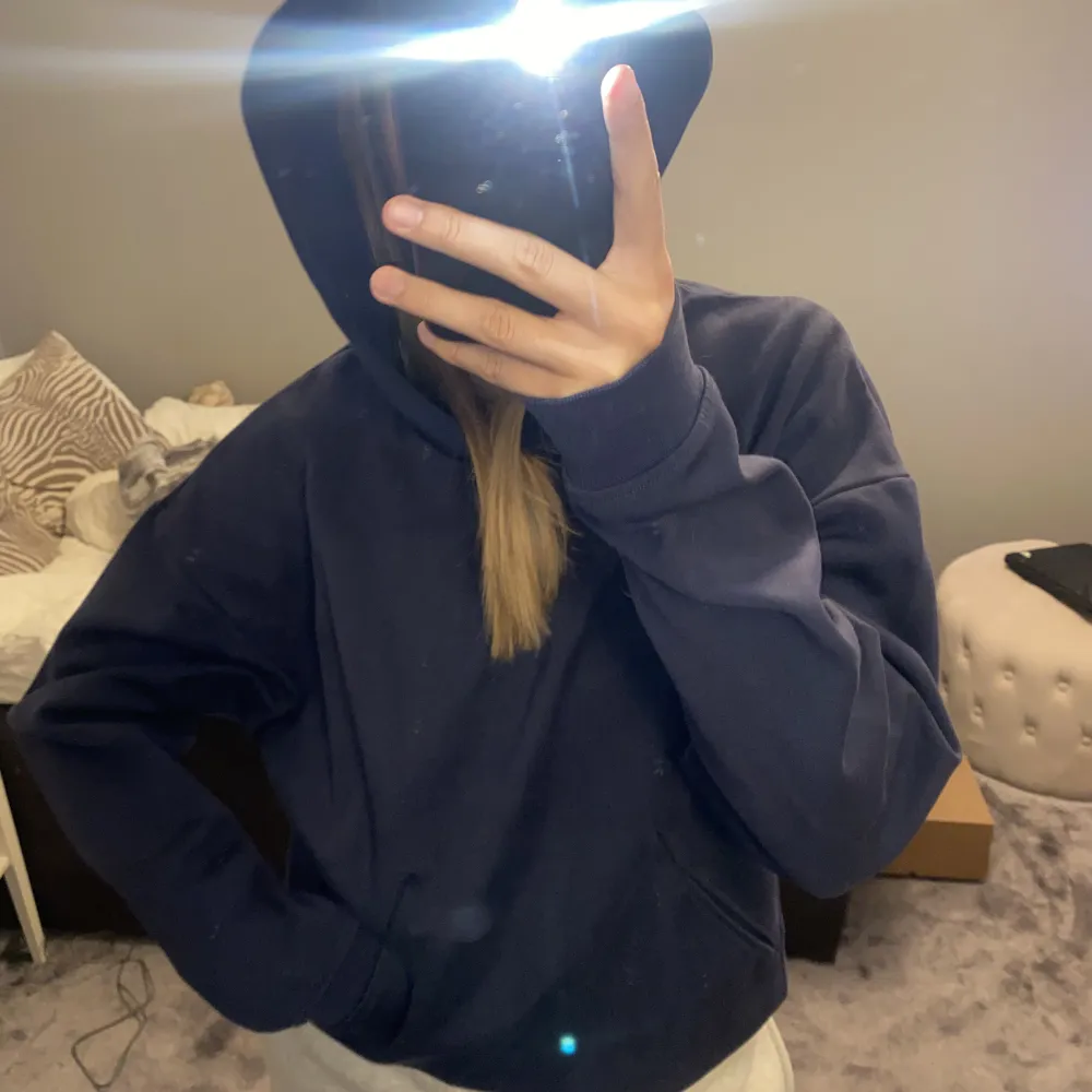 Marinblå hoodie från Zara Man, skriv för eventuella frågor ❤️‍🔥. Hoodies.