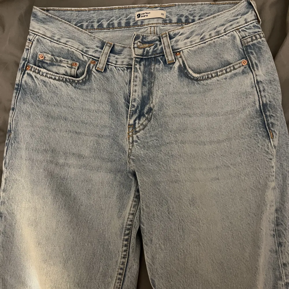 Low waist jeans från Gina storlek 32, men passar 34💓 kommer inte längre till användning och därav säljs, 200kr + frakt. Jeans & Byxor.