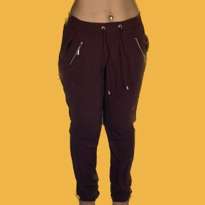 Vinröda byxor  - Fina men vet inte hur jag ska styla dom 