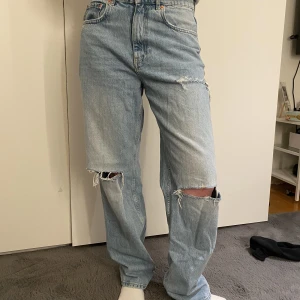 Jeans med slitningar  - Jeans med slitningar från Gina tricot. Väldigt långa i benen.