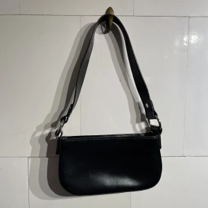 fake-läder väska - 40 kr