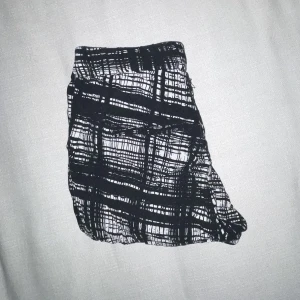 Svala mjukis byxor  - Resår i midjan, fickor i sidan & fejk fickor bak. Nytvättade från ett rökfritt hem, pälsdjur finns men inte på kläderna.   50kr eller bud.