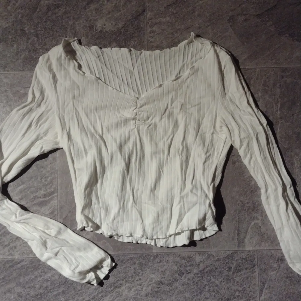 En cropped tröja som är använd vid ett tillfälle. Fint skick strlk XS-S. Toppar.