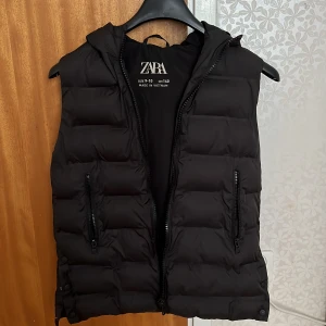 Väst  - Kort väst med luva från Zara med knappar på sidorna. Köpt från barnavdelningen så passar barn 9-10 men passar även mig som har xs/s. Den är i väldigt fint skick