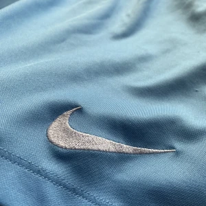 Nike Shorts Dri-FIT - Säljer dessa för de ej kommer till användning. Jätte fin ljusblå färg som passar perfekt till träning eller till sommaren💙Storlekern är L & är köpta för 230kr men säjer nu för 130kr.  Köparen står för frakten💙
