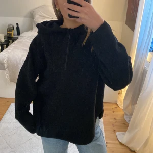 Teddy ziptröja - Säljer den här supermysiga zip tröjan i Teddy material. Den har luva, hål till tummarna och halvzip.