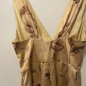 Långklänning  - Långklänning från hm, köpt second hand men aldrig använd, bra skick