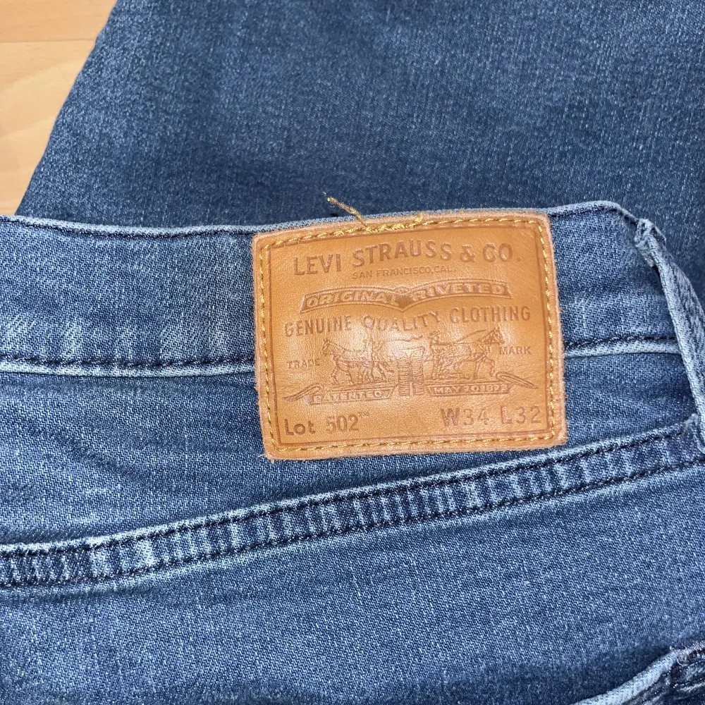 Mörkblåa levis jeans 502 tapeter fit. . Jeans & Byxor.