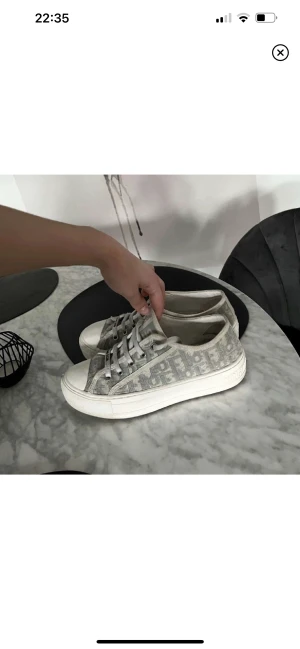Dior skor  - Skor ifrån dior. Sorlek 37-38. Använda men fortfarande många år kvar av användning. Skriv för fler bilder 😍 innesulorna har jag bytt ut och har ett par nya vita sulor, som ni er på bilden 