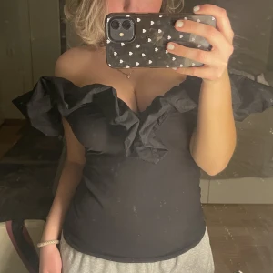 Svart volang topp - Svart fest topp från HM i storlek S❤️