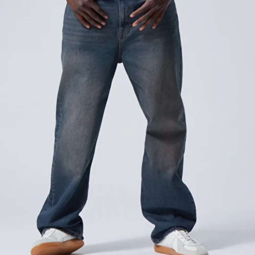 Skitfeta weekday jeans i modellen galaxy Loose straight. De är storleken 33/30 och sitter baggy och har en jätte snygg wash!. Jeans & Byxor.