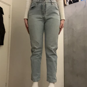 Levi’s Jeans - Har använt de 2-3 gånger, köpte de sommaren 2022, de är lite stora i storleken, men så sköna. Köpte de för 1250kr