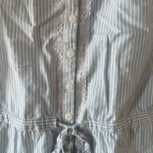 Sommarlinne - Ett så fint sommarlinne. Det är storlek xs på den. Knappt använd 🌷💘