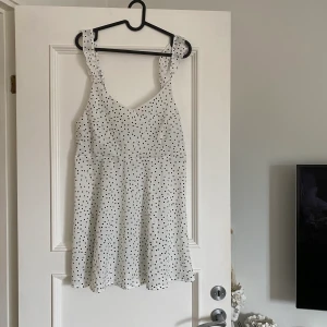 Klänning  - Supergullig klänning. Aldrig använd! 