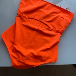 Body  - Fin body i chockorage. Aldrig använd, prislapp kvar. 