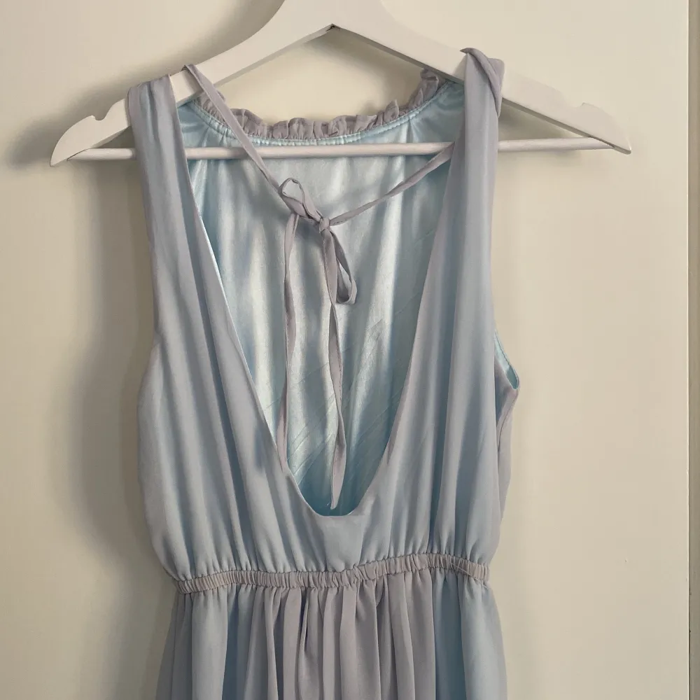 En superfin ljusblå långklänning i underbart luftigt material 💙 perfekt att ha på bröllop eller fest i sommar! Har dubbelt lager så den är inte genomskinlig och är superfin med öppen rygg 😍. Klänningar.