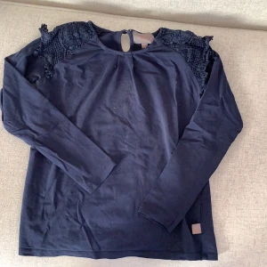 Blå tröja  - Jättefin tröja med fina detaljen vid axlarna