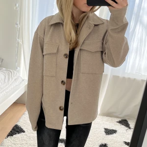 Beige kappa - Beige kappa köpt från gekås, nyskick och knappt använd