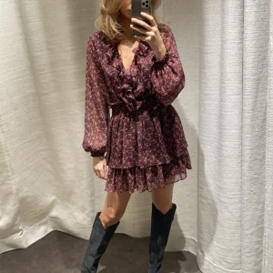 Zara klänning - Jättefin klänning från zara!! Enda defekten är ett litet hål vid ena ärmen men det märks knappt. Strl S. 170kr + 69kr frakt