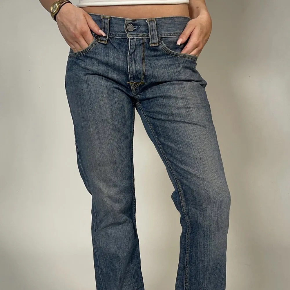 Levis jeans  Innerbenslängd:71cm Höftmått:80cm. Jeans & Byxor.