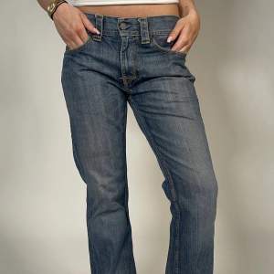 Levis jeans  Innerbenslängd:71cm Höftmått:80cm