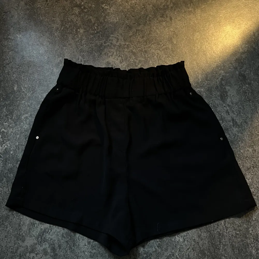 Svarta shorts med fickor   Elastisk i midjan  Passar som både både S och M. Shorts.