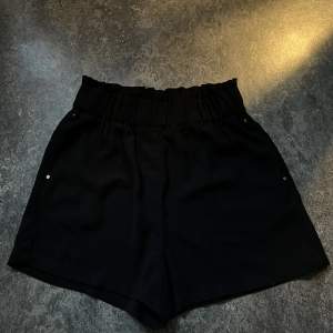 Svarta shorts med fickor   Elastisk i midjan  Passar som både både S och M