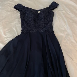 Bak klänning  - En extremt fin bak klänning, använd 1 gång (på min bal förra året). Inga fläckar, inga trådar, inget fel. Som ny!  Köpt för 2795kr  Mitt pris 1500kr Färg marin blå Stl XS/S  Jag är 169 cm och den är lång.  Köpt från Helenas Boutique! 