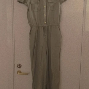S - En grön jumpsuit som är inte använt fin passar sommaren jätte sött och fresh HELT NY OCH MAN KAN DISKUTERA OM PRISET 😊