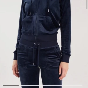 Juicy couture  - Säljer mitt mörk blåa sett för jag inte använder det längre , har inte använt det jätte mycket.