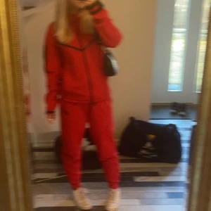 Nike tracksuit röd - Knappt använd tracksuit. Överdelen är i xs och underdelen i S, inget som har gått sönder eller några fläckar alls. Underdelen är köpt för 1100kr och överdelen för 1400kr säljer hela setet för 1700kr, detta kan såklart diskuteras, för mer bilder skriv💕