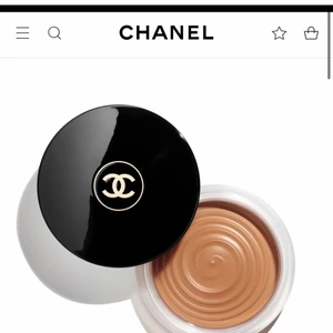 Chanel bronzer - Har knappast använt denna bronzer pågrund av att den inte passar min hud ton,den har däremot inte dom här struken kvar asså själva formen men den är fortfarande väldigt väldigt  bra skick, det är nästan allt kvar i den!❣️köpt på Chanel butiken i Gbg, nyskick pris är 600kr