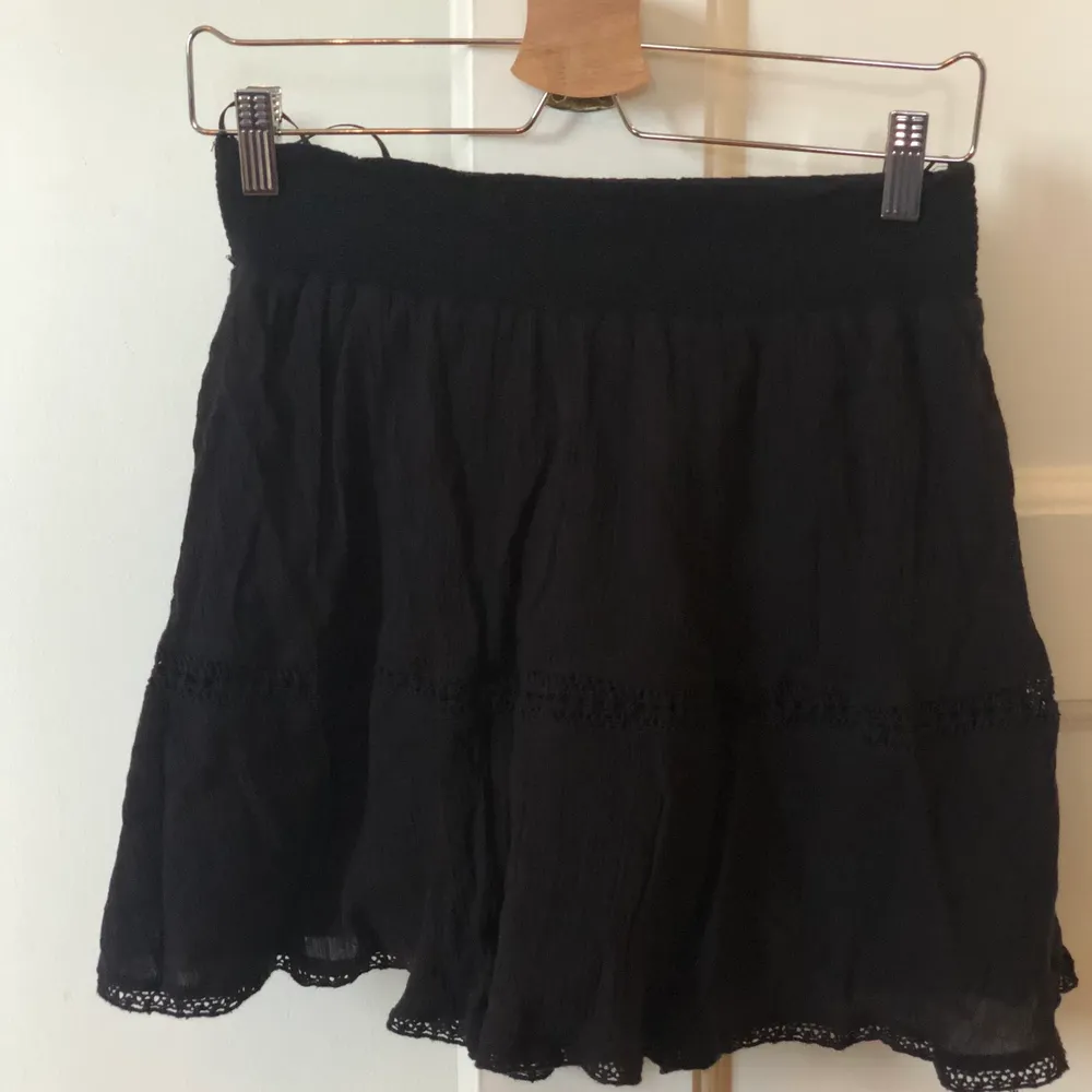 Jättefin kjol med broderingsdetaljer från Gina tricot. Kan både användas som högmidjad och lågmidjad! (Köparen står för frakt). Kjolar.