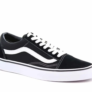 VANS classic - Säljer mina Klassiska Vans i storlek 37. Använder inte dem. De är sparsamt använda och har lite smutsiga på främre sulan men det är något man kan tvätta bort.Köpta för 679kr 🌸 dm:a för mer info  