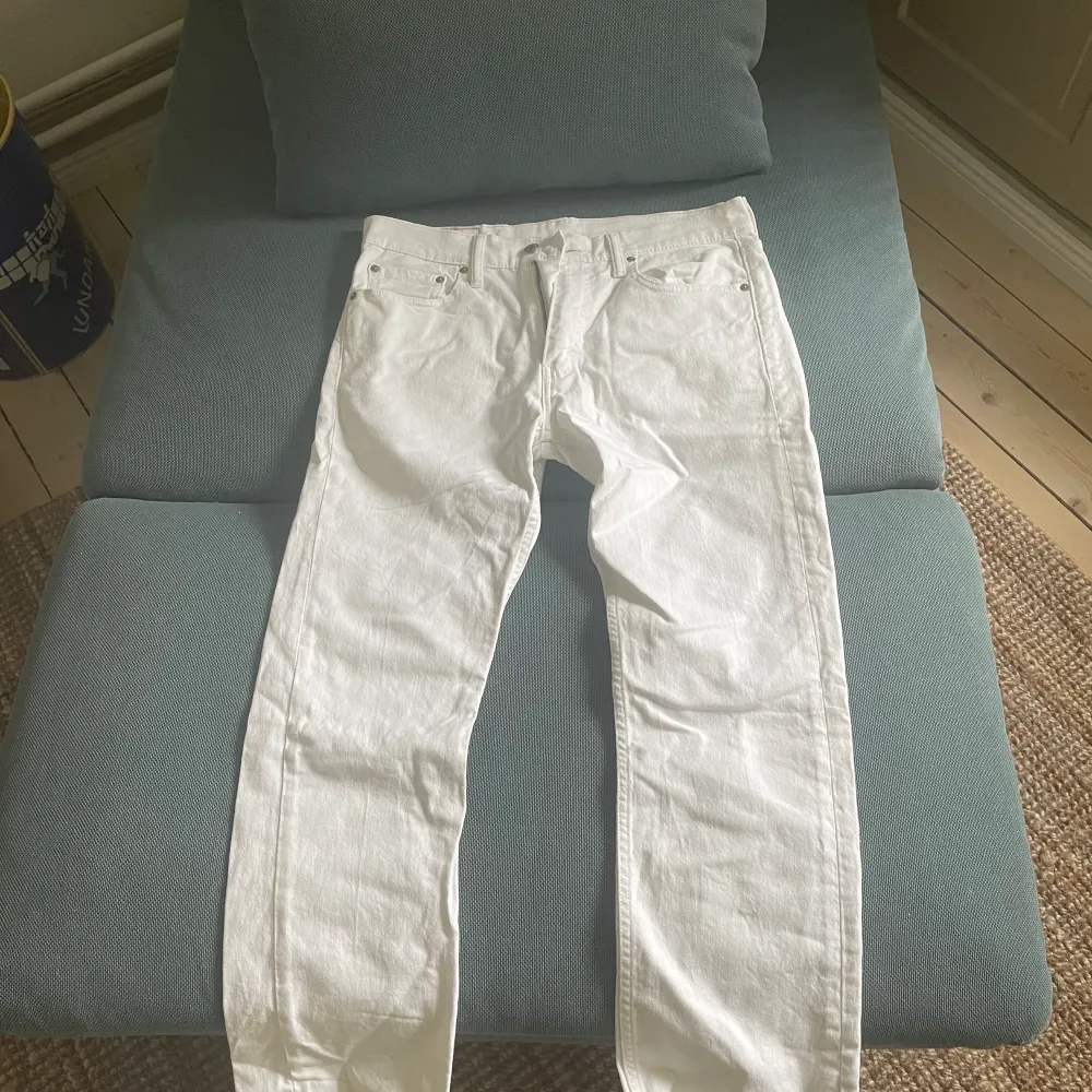 Vita Levis 513 jeans utan större slitage eller skavanker. Superfina och säljer de bara för att jag växt ur de!. Jeans & Byxor.