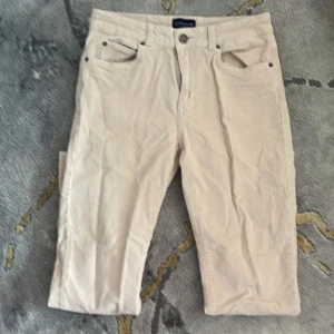 Manchester byxor - Manchester byxor från lexington. Storlek 28. Använda fåtal ggr och inköpta för 900kr. Ena ”hylsan” för skärpet är lagat då de var påväg att lossna inget som syns. 
