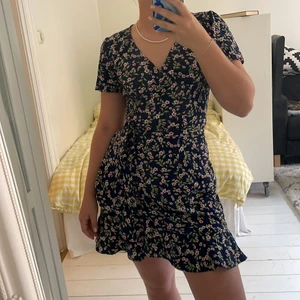 One of a kind klänning - Klänning som är skräddarsydd i vietnam, finns därför bara en. Wrap modell. Jätteskönt och luftigt material och som en XS i storleken.