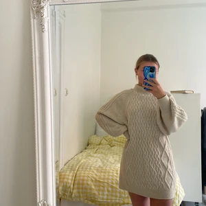 Stickad klänning - Beige stickad känning, slutar mitt på låret ungefär. Använd en eller två gånger.