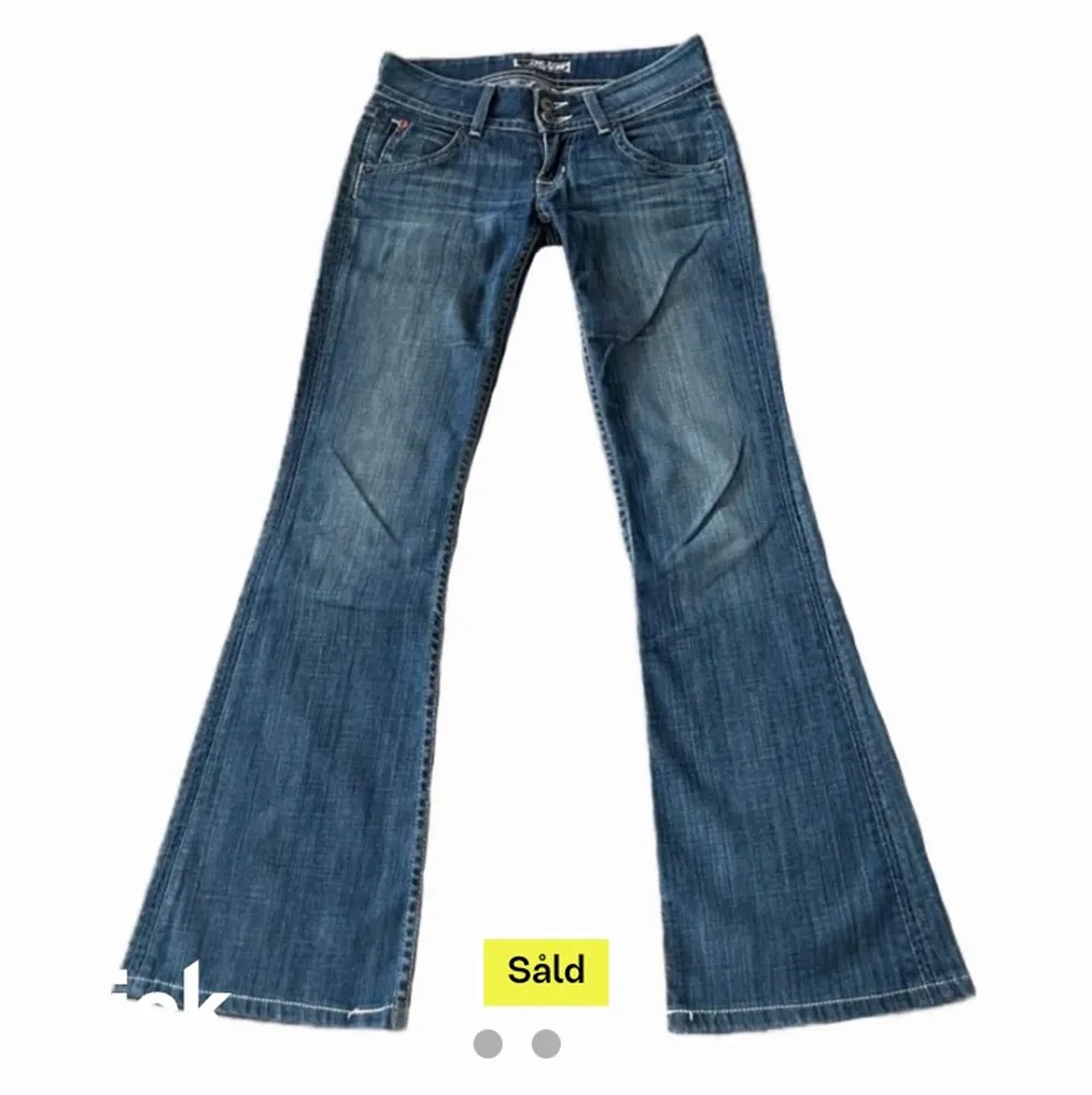 Lågmidjade snygga jeans köpta på Plick! Märket är hudson och midjemått:76 innerbenslängd:71💋 skriv privat för frågor!❤️. Jeans & Byxor.