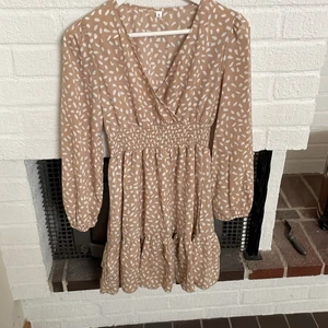 Sommarklänning - Enkel och skön sommarklänning. Är en normal s storlek. Skriv vid eventuella frågor, köpare står för frakt!